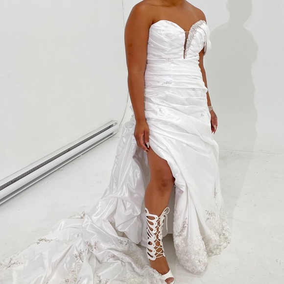 Wedding dress - Picture 1 of 3